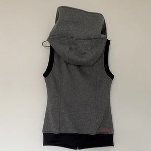 Women’s M Burton vest with oversized hood.